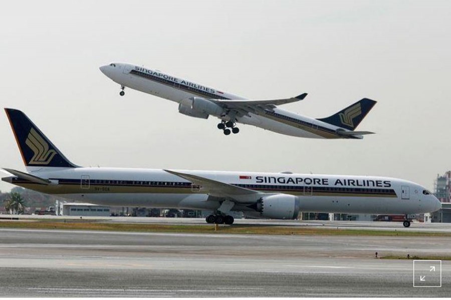 A Singapore Airlines Airbus A330-300 plane takes off behind a Boeing 787-10 Dreamliner at Changi Airport in Singapore March 28, 2018. REUTERS/Edgar Su/File Photo   