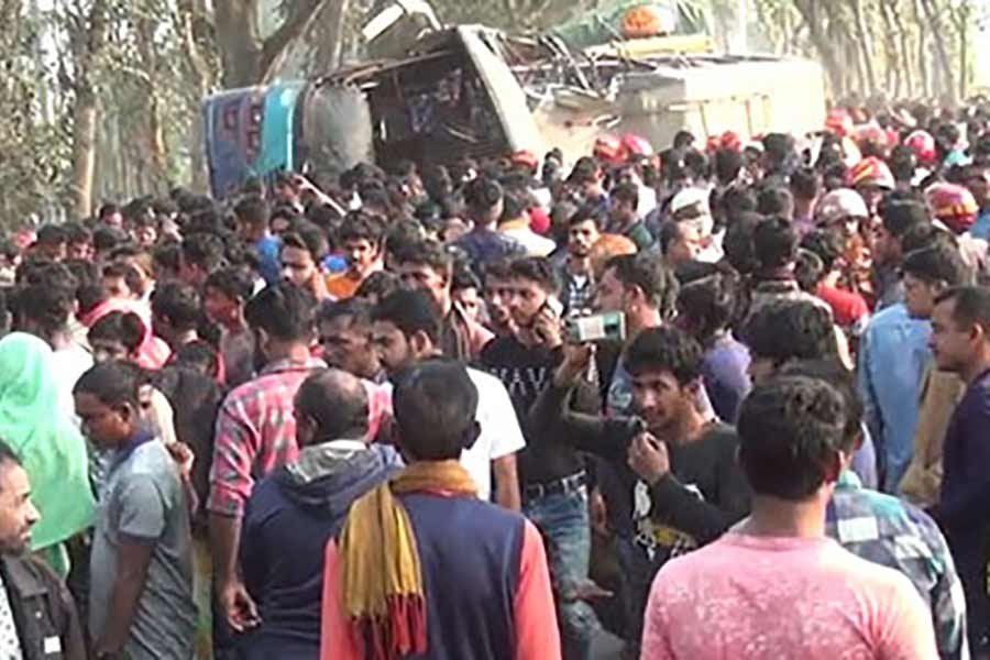 10 die in Jhenaidah bus-truck collision