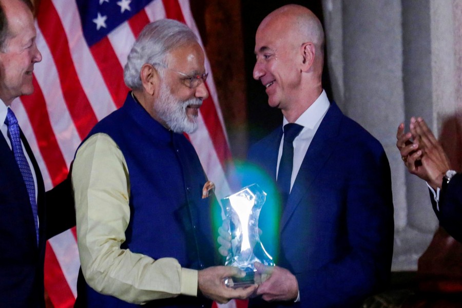 FILE PHOTO: India's Prime Minister Narendra Modi presents the Global Leadership Award to Amazon CEO Jeff Bezos at the U.S.-India Business Council (USIBC) 41st annual Leadership Summit in Washington, U.S., June 7, 2016. REUTERS/Yuri Gripas/File Photo