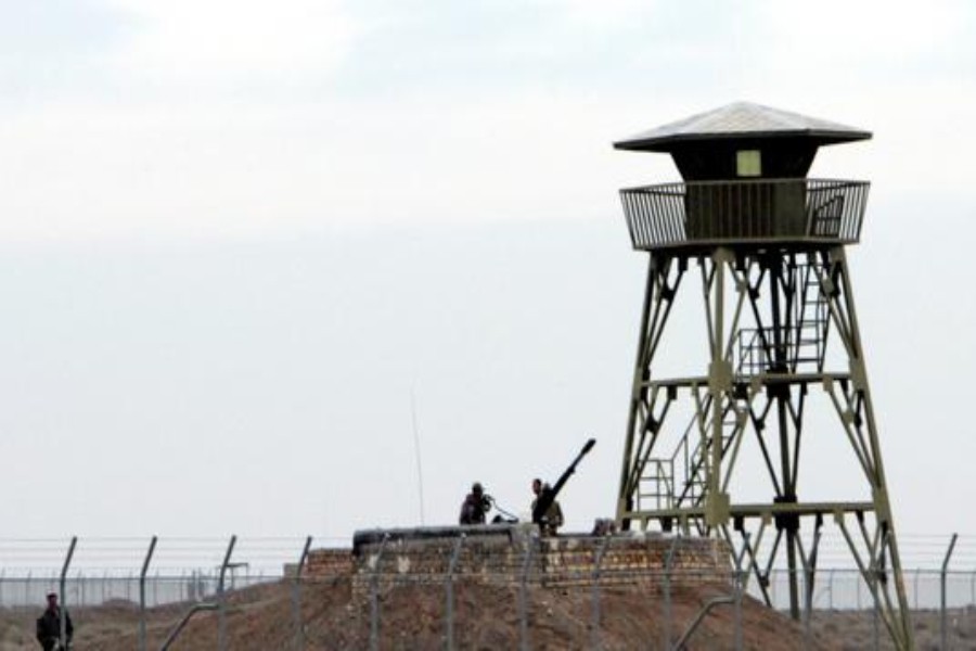 FILE PHOTO: Iranian soldiers stand guard on an anti-aircraft machine gun inside the Natanz uranium enrichment facility, 322km (200 miles) south of Iran's capital Tehran March 9, 2006. REUTERS/Raheb Homavandi