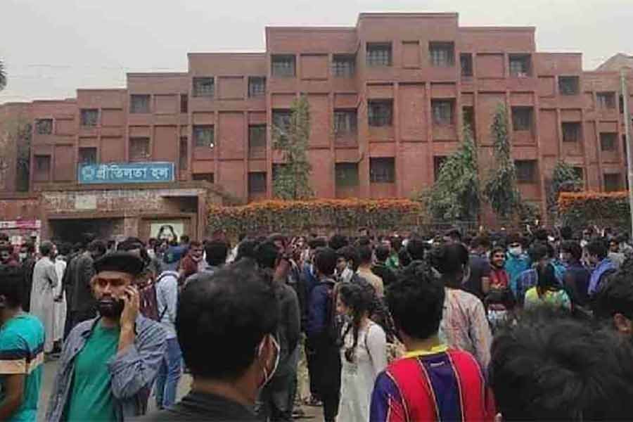 JU students stage protest, unlock dormitory gate