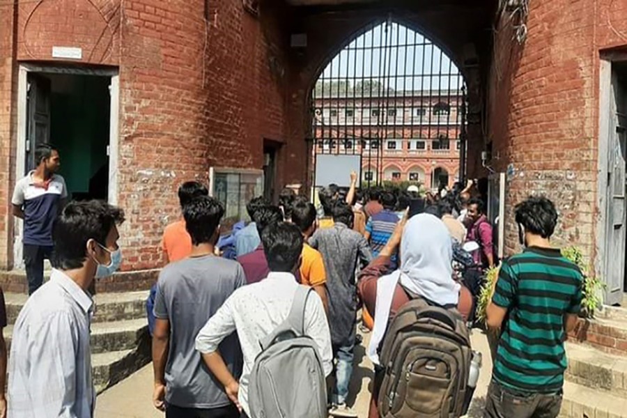 Students break into DU’s Shahidullah Hall as they demand reopening