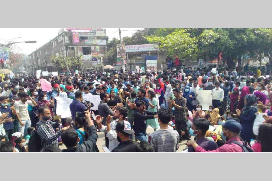 Protests over exam postponement now spread to Rajshahi, Barishal