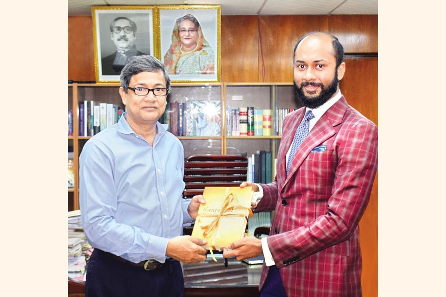 DCCI President Rizwan Rahman (R) hands over budget proposals to NBR Chairman AHM Rahmatul Muneem on Wednesday