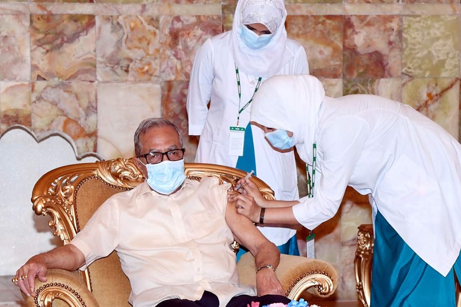 President M Abdul Hamid receiving the first dose of COVID-19 vaccine at Bangabhaban in Dhaka on Wednesday afternoon –PID Photo