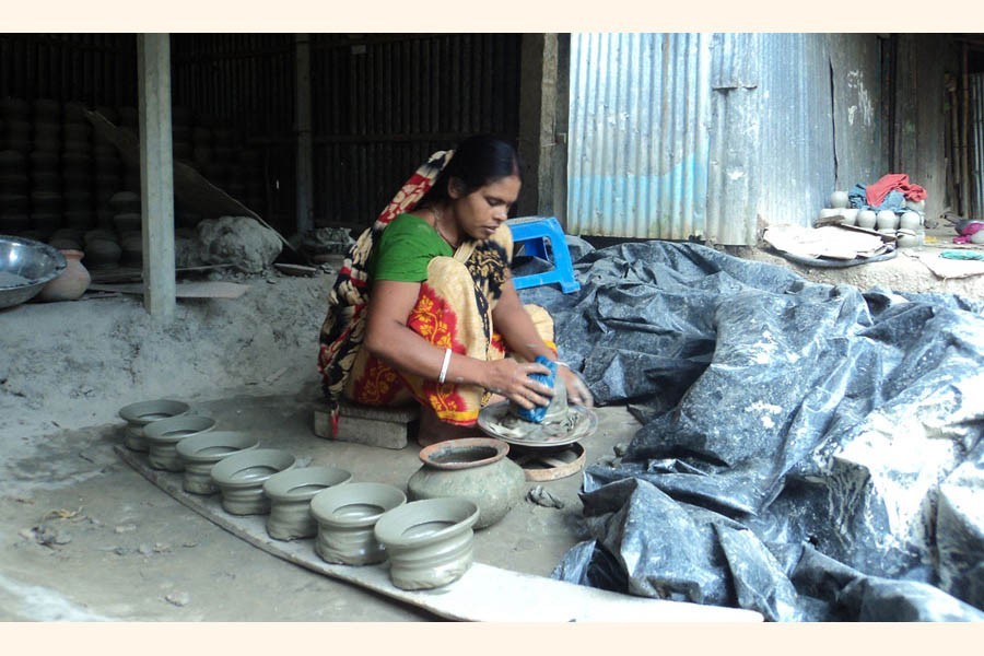 A female artisan making earthen pots at Changa village under Dupchanchia upazila in Bogura — FE Photo