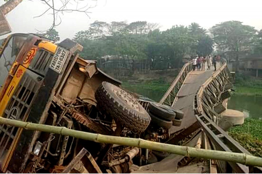 Bailey Bridge collapses along with 10-wheeler truck at Nagarkanda