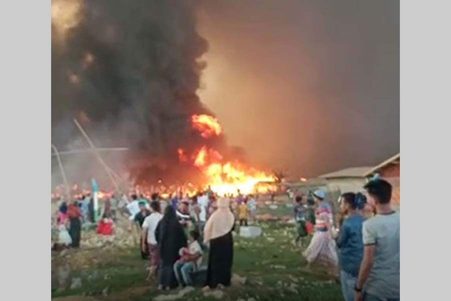 Huge fire at Rohingya camp destroys hundreds of homes