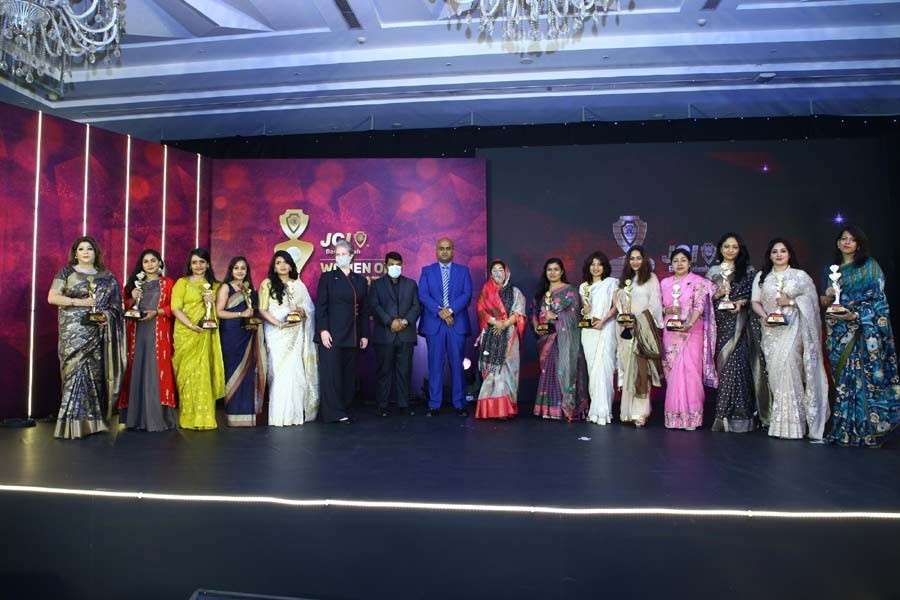 Winners of ‘Women of Inspiration 2021’ with JCI Bangladesh President and guests