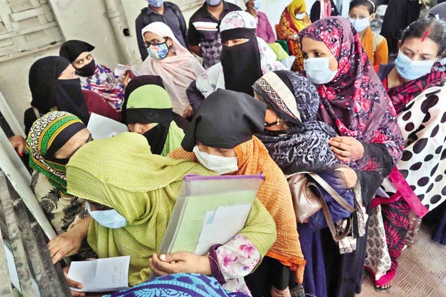 People queue up to have their samples tested for the coronavirus at Sir Salimullah Medical College and Mitford Hospital in the city on Sunday, showing little care about physical distancing — FE photo by Shafiqul Alam