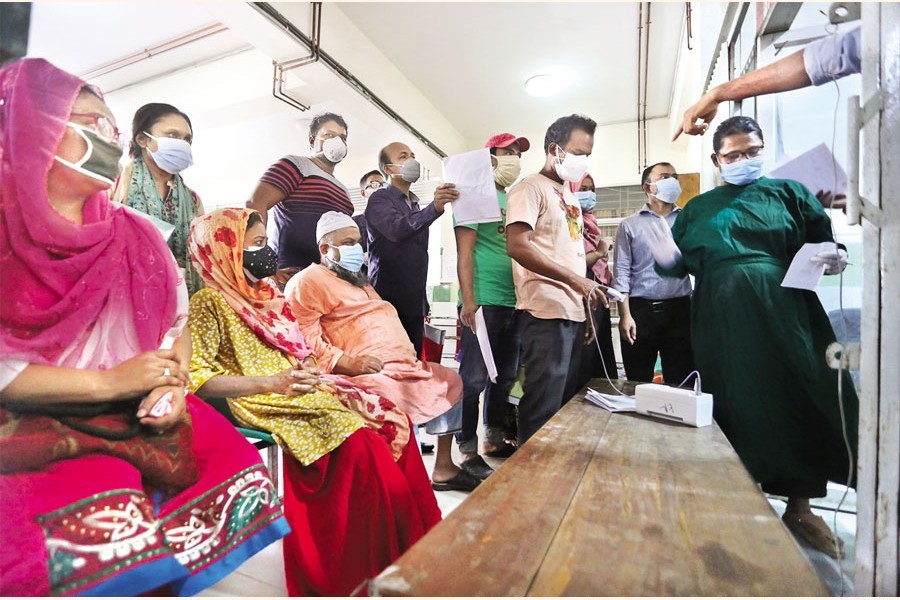 With Covid-19 symptoms, people have gathered at the emergency unit of the Mugda Medical College Hospital in the city on Wednesday. Alongside receiving primary treatment, some critical patients are being recommended by the doctors there to get admitted to the hospital — FE photo by KAZ Sumon