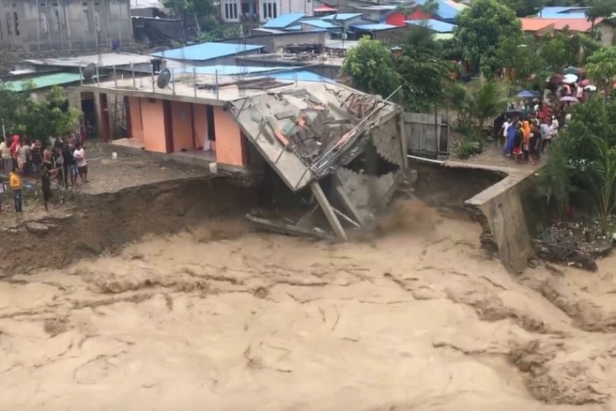 A house collapses after its foundations were washed away in Dili, Timor-Leste, on April 4, 2021 - Photo: Reuters