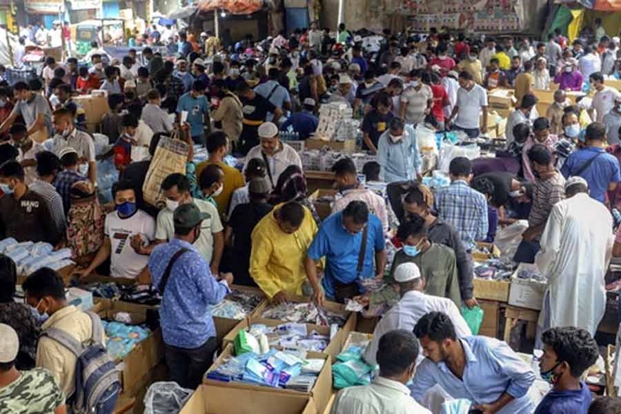 Customers crowd the wholesale market of masks below the Second Buriganga Bridge in Dhaka’s Babubazar on Saturday -bdnews24.com photo