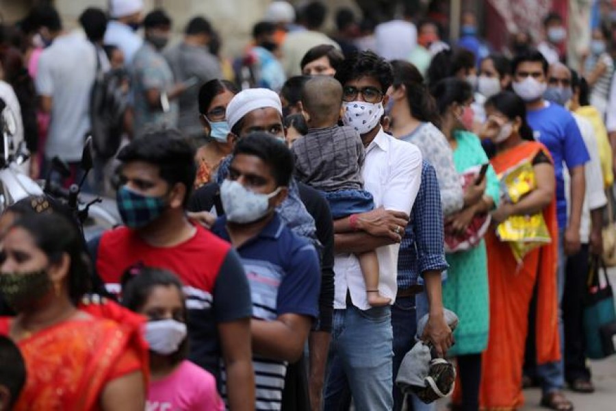 People wait in a line to enter a supermarket amidst the spread of the coronavirus disease (COVID-19) in Mumbai, India, April 4, 2021. REUTERS/Francis Mascarenhas