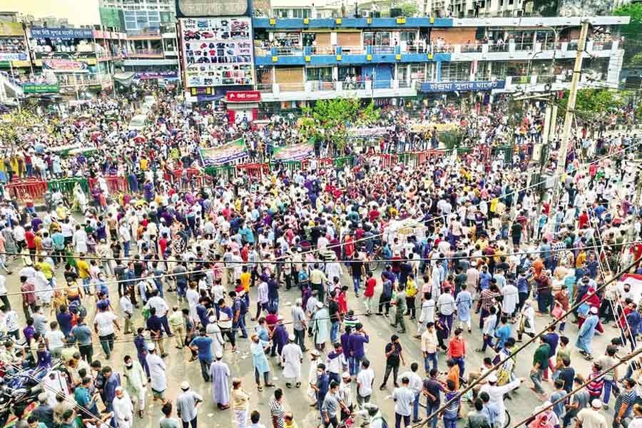 Shop owners and employees of the New Market and other nearby shopping malls demonstrating in the New Market area of the city on Sunday, demanding that the government allow them to keep their shops open maintaining health guidelines during the seven-day lockdown starting Monday — Focus Bangla Photo