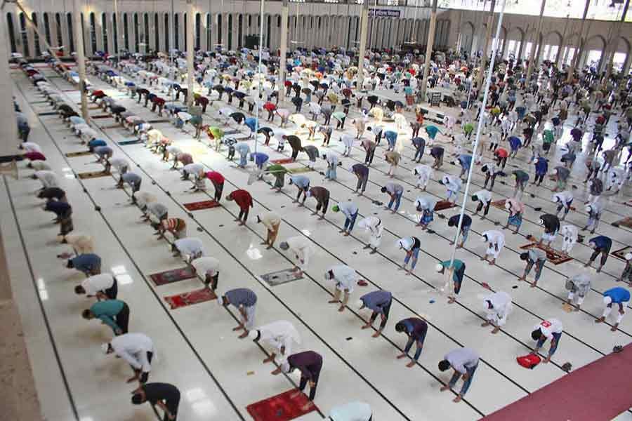 Devotees offering Juma prayers maintaining social distancing guidelines at the Baitul Mukarram National Mosque in the city amid coronavirus outbreak last year —Focus Bangla file photo