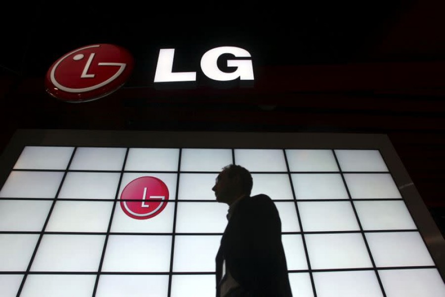 A show attendee passes by the LG Electronics booth during the 2009 International Consumer Electronics Show (CES) in Las Vegas, Nevada, January 9, 2009 — Reuters/Files