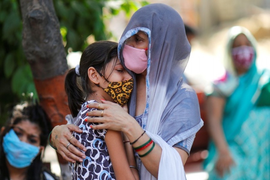 Relatives mourn the death of a man due to the coronavirus disease in New Delhi, Sept 28, 2020 — Reuters/Files