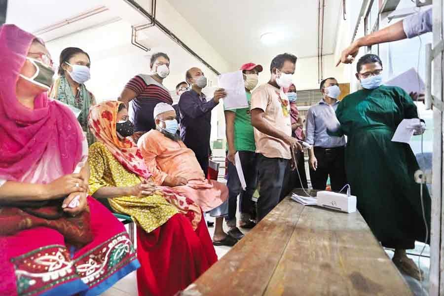 With Covid-19 symptoms, people have gathered at the emergency unit of the Mugda Medical College Hospital in the city recently. Alongside receiving primary treatment, some critical patients are being recommended by the doctors there to get admitted to the hospital — FE file photo