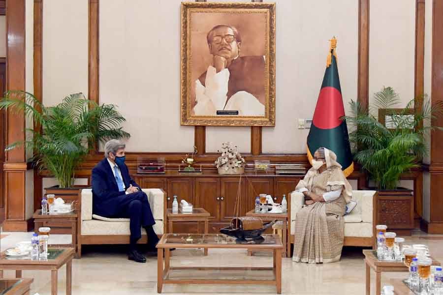 Visiting Special US Presidential Envoy for Climate John Kerry meeting Prime Minister Sheikh Hasina at Ganabhaban in Dhaka on Friday -PID Photo