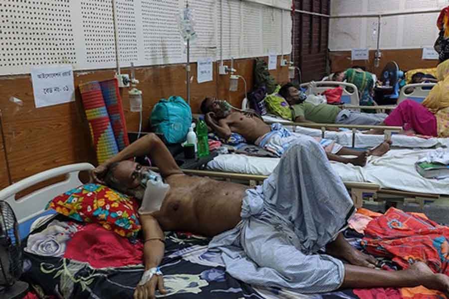 All beds in the COVID-19 isolation ward of Shaheed Suhrawardy Medical College Hospital are occupied by patients on April 7 amid a spike in coronavirus cases in the country -bdnews24.com photo