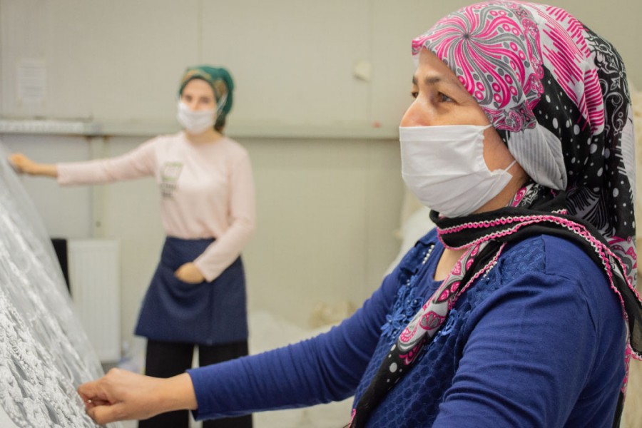 Women textile workers perform quality control tests in İzmir, Turkey. / © International Labour Organization