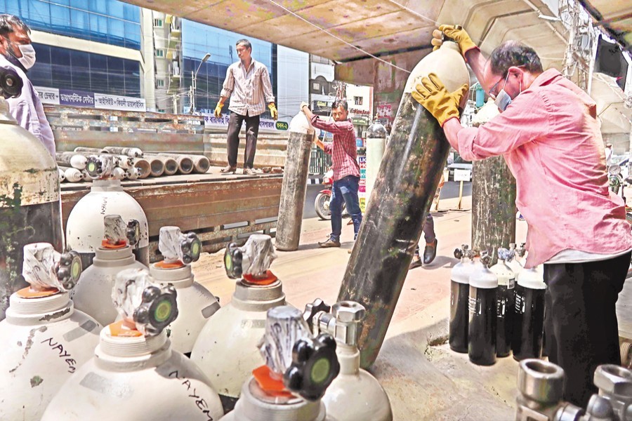 Oxygen cylinders being unloaded from a truck for sale at a shop in Mogbazar area of Dhaka — FE file photo by Shafiqul Alam