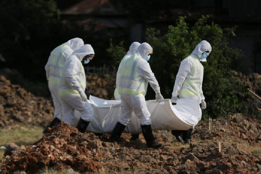 Volunteers of Al-Markazul Islami carry a COVID-19 infected dead body for final rituals - Photo courtesy: M Hossain OPU/ICRC