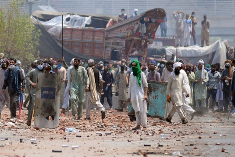 Deadly clashes after Islamists take police hostage in Lahore