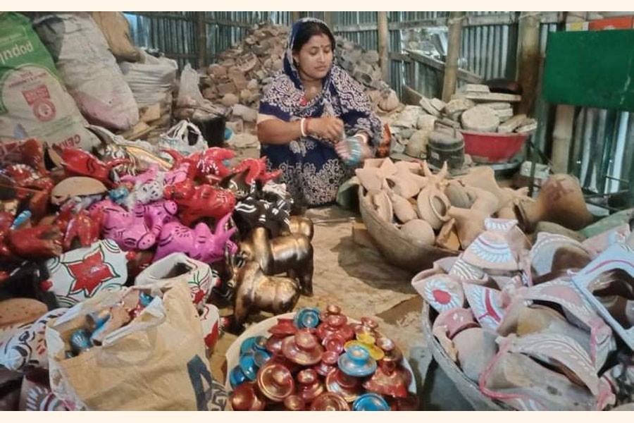 A female potter working at her house at Palpara village in Amtala union of Sadar upazila in Netrakona – FE Photo