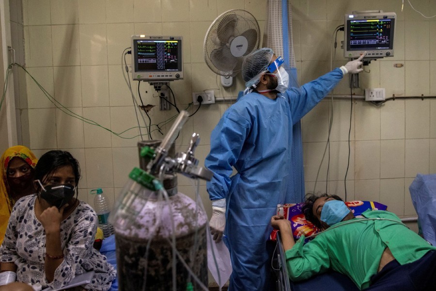 Patients suffering from the coronavirus disease (COVID-19) get treatment at the casualty ward in Lok Nayak Jai Prakash (LNJP) hospital, amidst the spread of the disease in New Delhi, India April 15, 2021. REUTERS/Danish Siddiqui