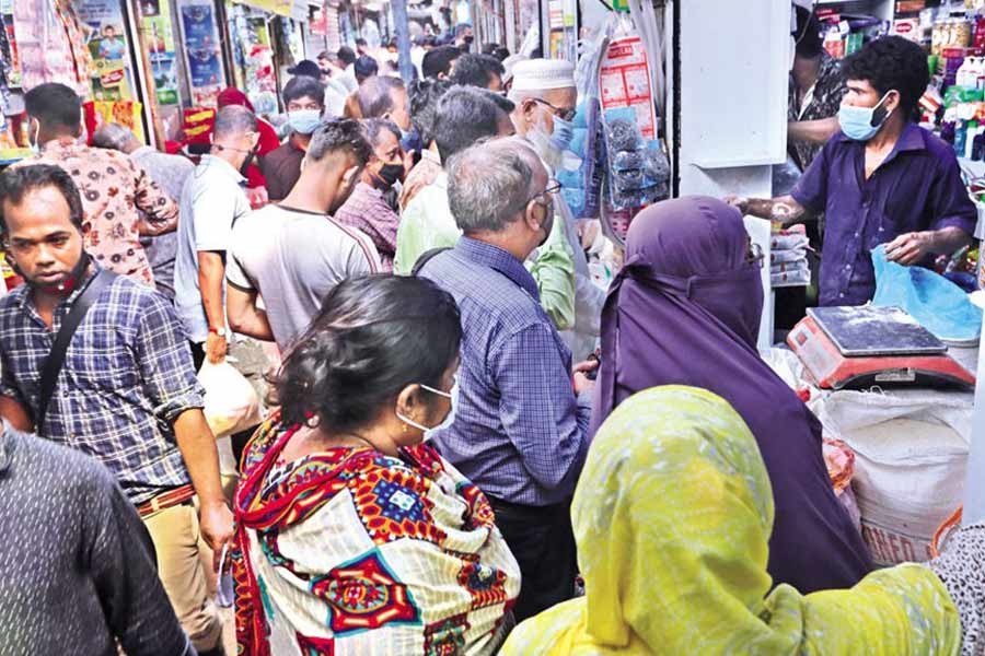 People are busy buying groceries at Khilgaon kitchen market in the city amid government-imposed lockdown recently, showing negligence in following the Covid-19 health guidelines —FE file photo