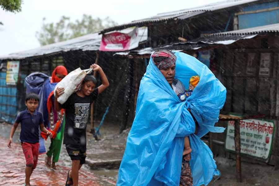 People making their way to a safer place before the cyclone Amphan in Satkhira district last year -Reuters file photo