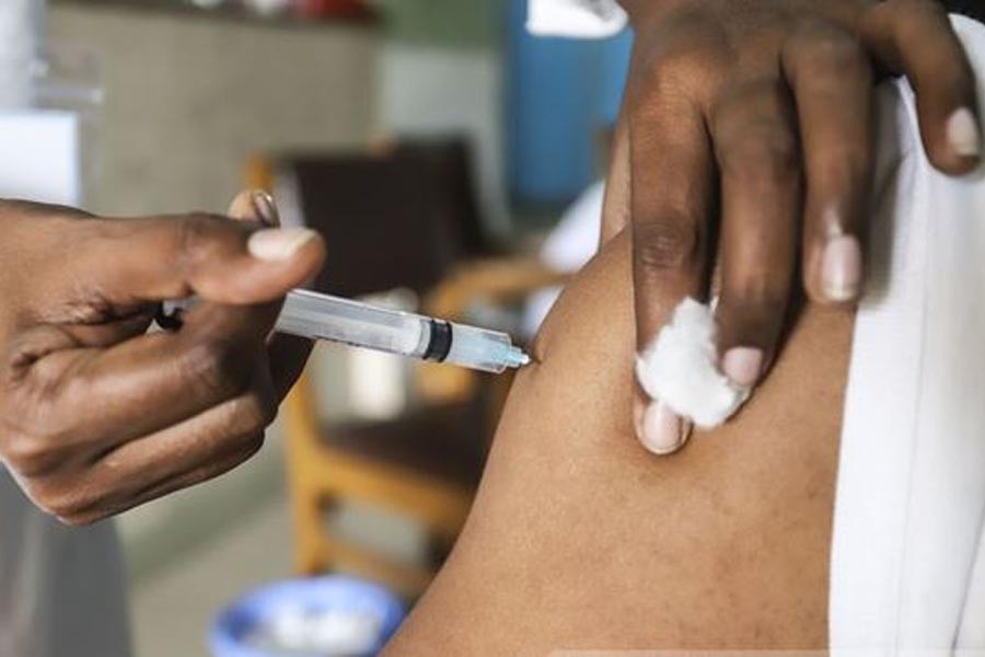 Bangladesh allows changing Covid vaccination centre for second dose