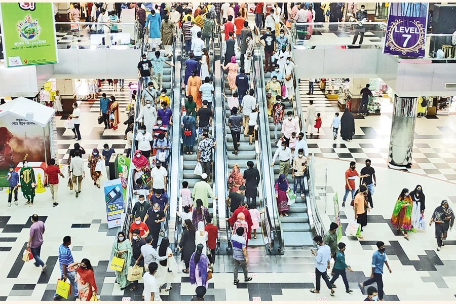 Bashundhara City Shopping Complex is buzzing with Eid shoppers on Friday, amid the ongoing coronavirus-induced lockdown — FE photo