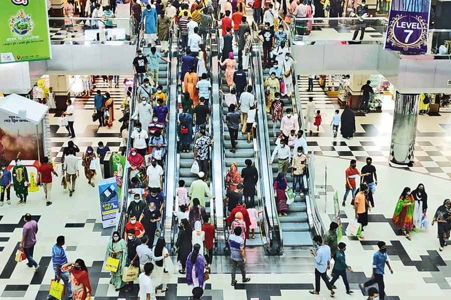 Bashundhara City Shopping Complex is buzzing with Eid shoppers on Friday, amid the ongoing coronavirus-induced lockdown —FE photo