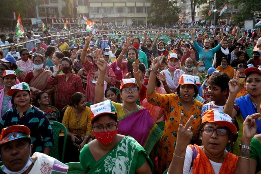 Supporters of the Chief Minister of the eastern state of West Bengal and Trinamool Congress (TMC) Chief, Mamata Banerjee, attend an election campaign rally ahead of the fourth phase of the state election, amidst the spread of the coronavirus disease (COVID-19), in Kolkata, India, April 7, 2021. Picture taken April 7, 2021. REUTERS/Rupak De Chowdhuri/File Photo