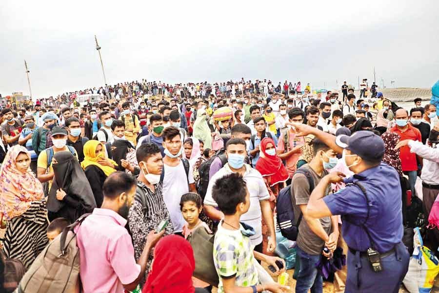 Flouting coronavirus-induced restrictions, Eid holidaymakers continue to throng Shimulia ferry terminal in Munshiganj on Sunday to go to their village homes —FE file Photo