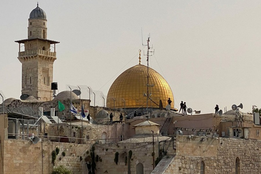 Israeli security forces on rooftops in front of the Dome of the Rock in Jerusalem's Old City May 10, 2021. REUTERS