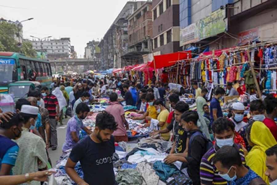 Low-income people flock to the footpath shops for Eid shopping at Bangabazar Hawkers Market in Dhaka’s Gulistan on Tuesday violating health safety rules amid the coronavirus pandemic. Photo: bdnews24.com