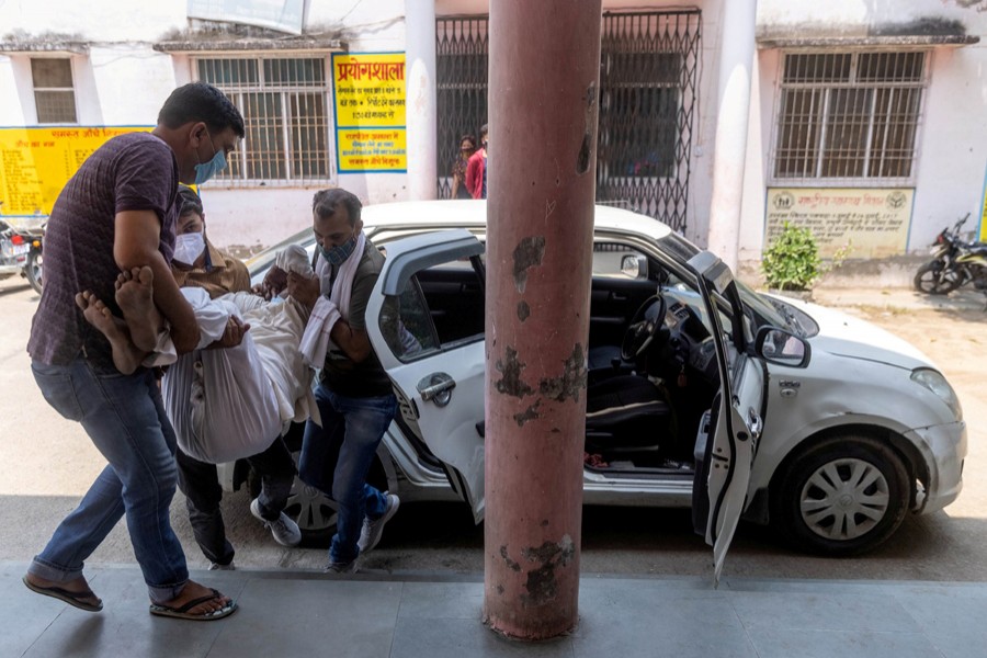 Relatives carry Bhagirath Singh, 77, who is experiencing breathing problems, to a government-run hospital for treatment, amidst the coronavirus disease (Covid-19) pandemic, in Bijnor district, Uttar Pradesh, India on May 11, 2021 — Reuters photo