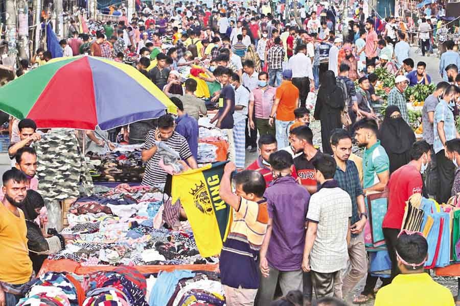 People in their droves have gathered around makeshift shops in the Gulistan area of the city on Friday, and are showing little care about maintaining Covid safety guidelines and thus helping the virus spread further. — FE photo