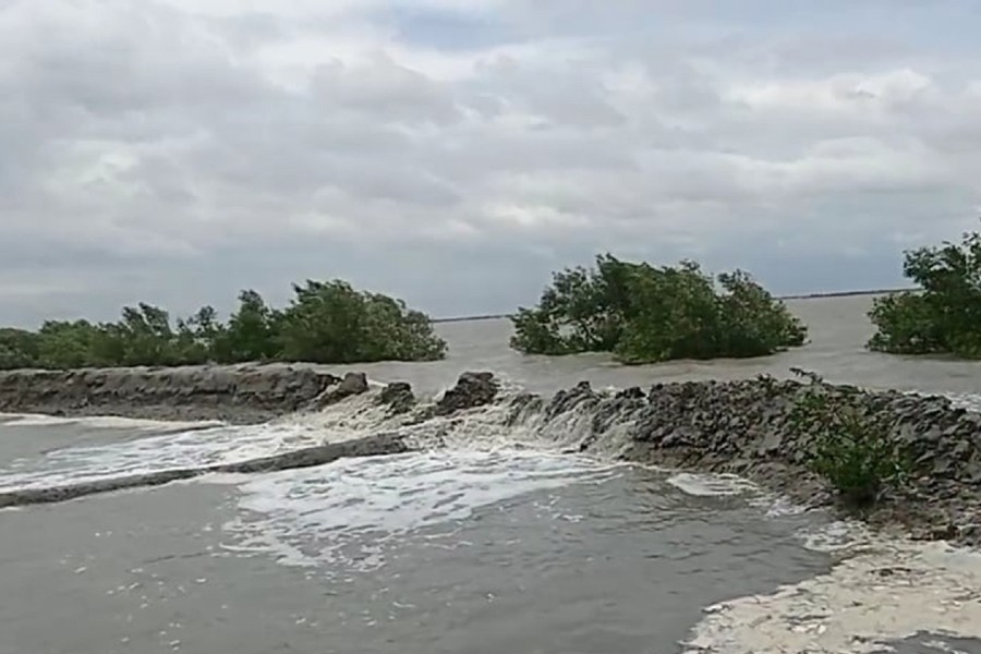 Coastal areas of Satkhira inundated following heavy showers