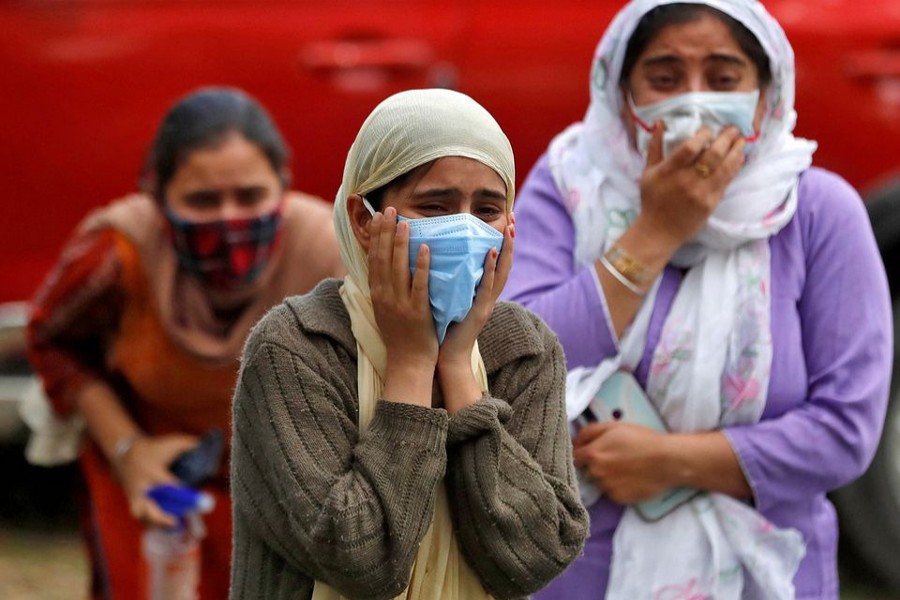 Relatives of a man who died from the coronavirus disease (Covid-19) mourn during his cremation at a crematorium ground in Srinagar on May 25, 2021 — Reuters photo