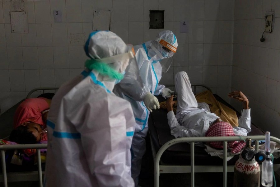 Medics tend to a man with breathing problems inside a Covid-19 ward of a government-run hospital, amidst the coronavirus disease (Covid-19) pandemic, in Bijnor district, Uttar Pradesh, India on May 11, 2021 — Reuters/Files