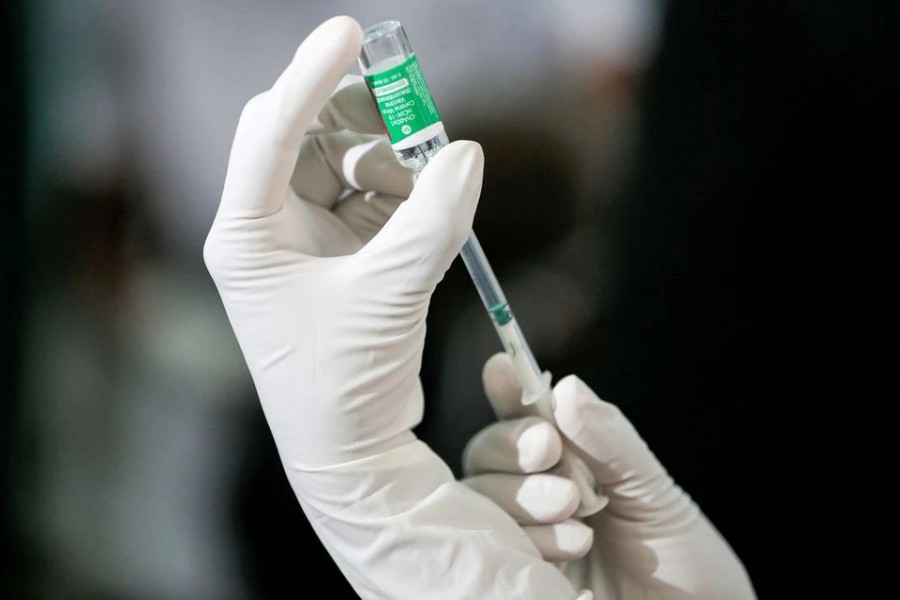 A health official draws a dose of AstraZeneca's Covid-19 vaccine manufactured by the Serum Institute of India, at Infectious Diseases Hospital in Colombo, Sri Lanka on January 29, 2021 — Reuters/Files