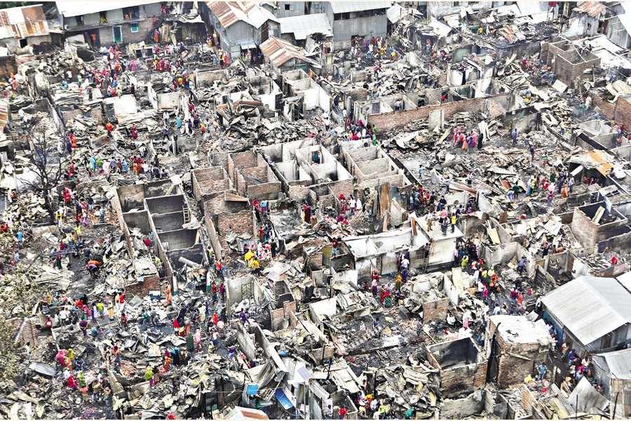 Charred debris lie all over the Sattala slum at Mohakhali in the city as a devastating fire ripped through the slum early morning on June 07, 2021 — FE photo by Shafiqul Alam