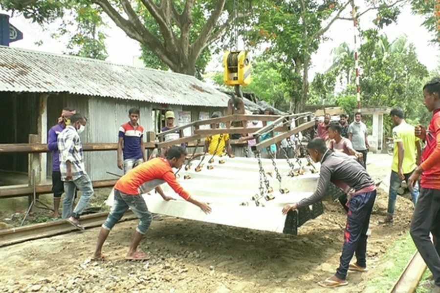 Workers passing busy time at Benapole railway station — FE Photo