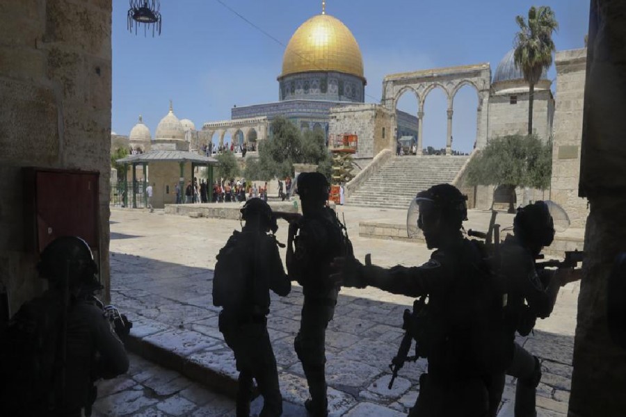 Palestinians, settlers clash in tense Jerusalem neighborhood