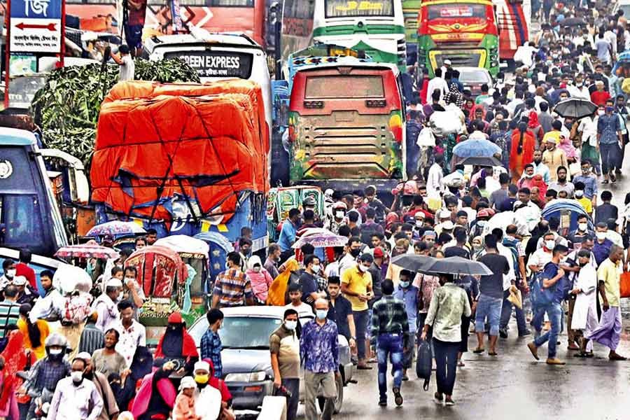 With coronavirus-induced restrictions on long-haul bus service to and from Dhaka taking effect on Tuesday, hundreds of passengers who came to Gabtoli inter-district bus terminal on the outskirts of the capital get caught in trouble. Finding no other options, they crossed the nearby Aminbazar bridge, the entry point of Gazipur district, on foot so that they can catch buses — FE photo